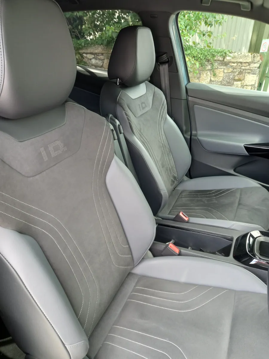 2022 Volkswagen ID.4 Electric - Image 3