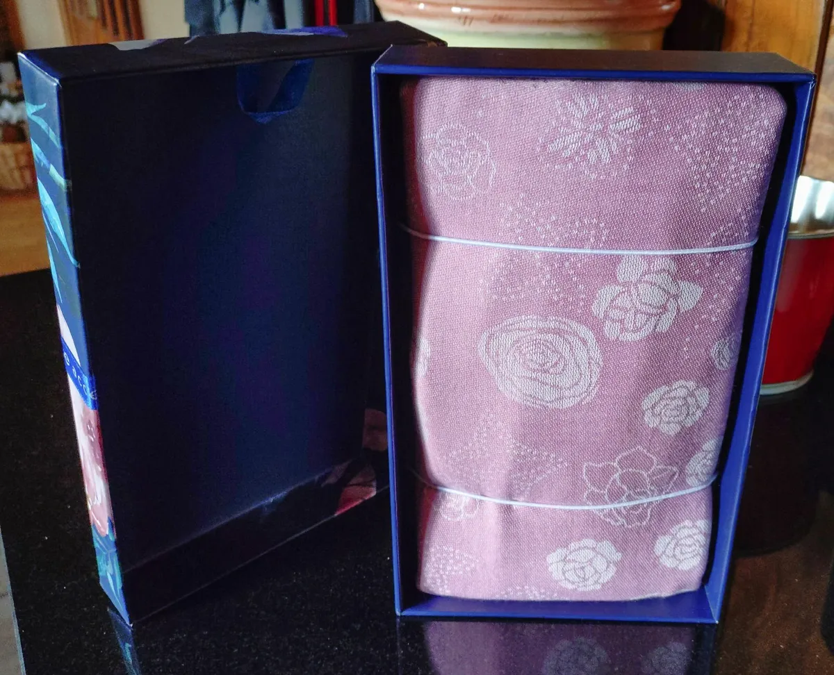 PULSE ACCESSORIES PINK SCALF IN BOX (BRAND NEW). - Image 2