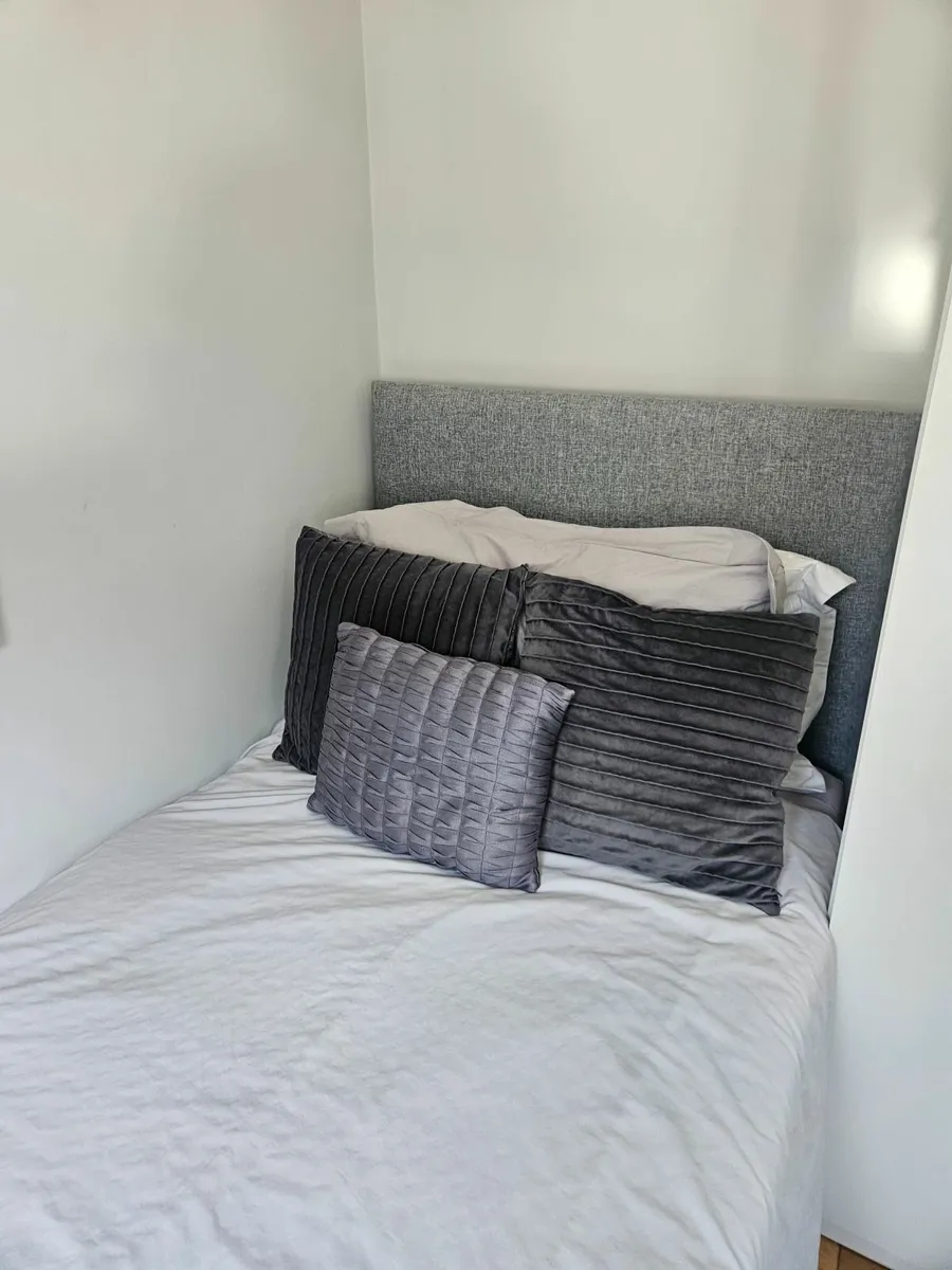 Single bed and mattress - Image 1