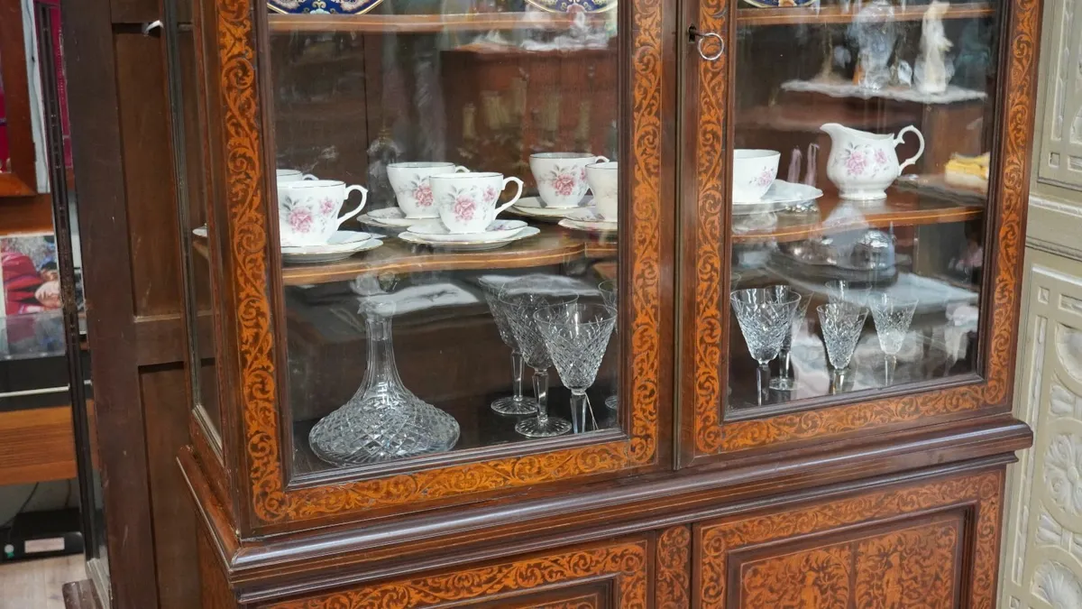 🌟 Exquisite 19th-Century French Marquetry Display - Image 4