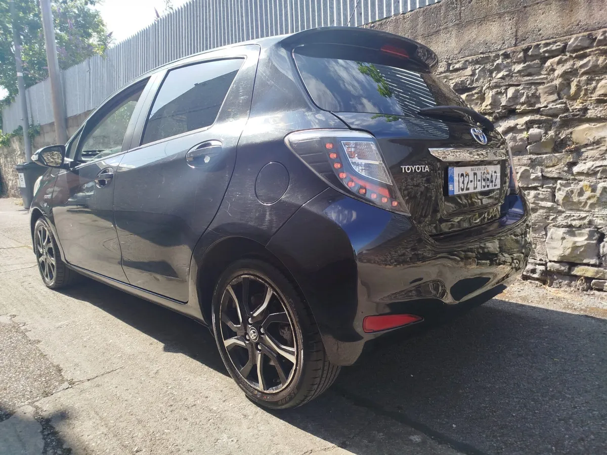 Toyota Yaris 2013 T sport hybrid low km - Image 3