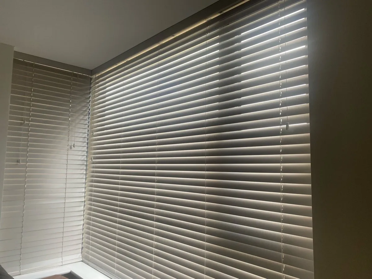 Grey Venetian Blinds - Image 2