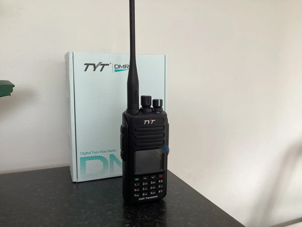 Dual Band handheld radio - Image 1