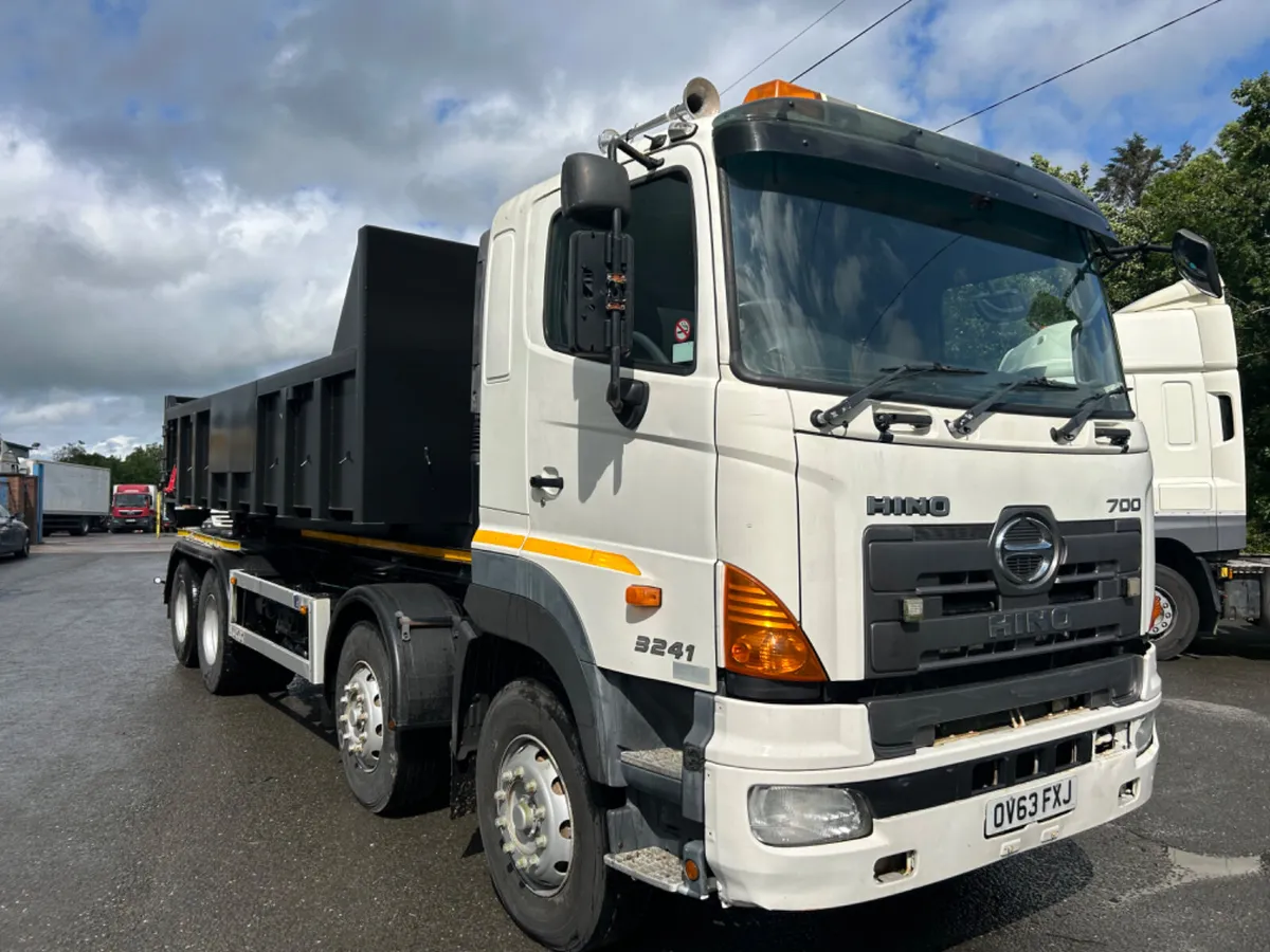 2013 hino 700 8x4 big hook loader - Image 3