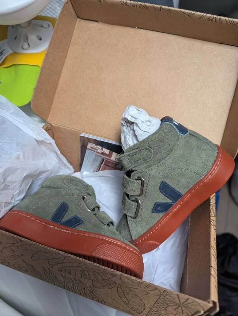 NEW VEJA Kids Shoes Size 22 - Image 3