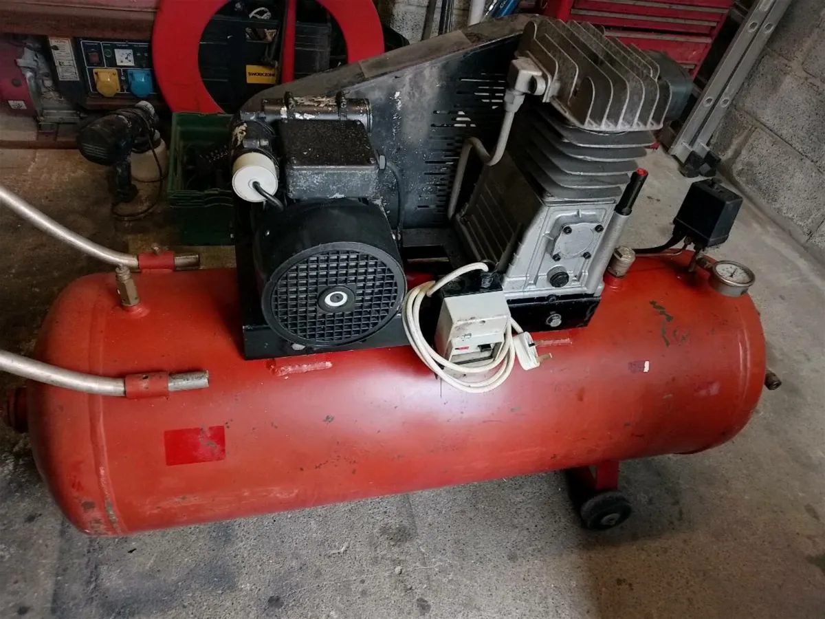 Air compressor - Image 1