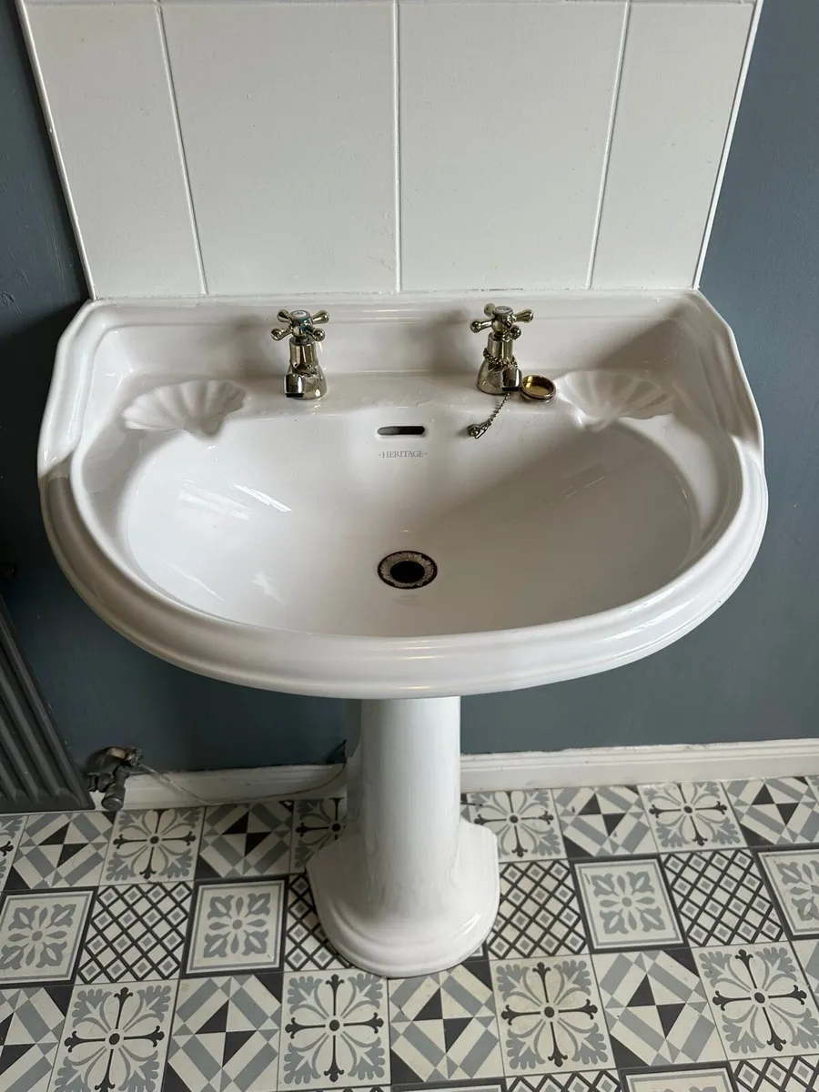 Heritage bathroom contents - Image 2