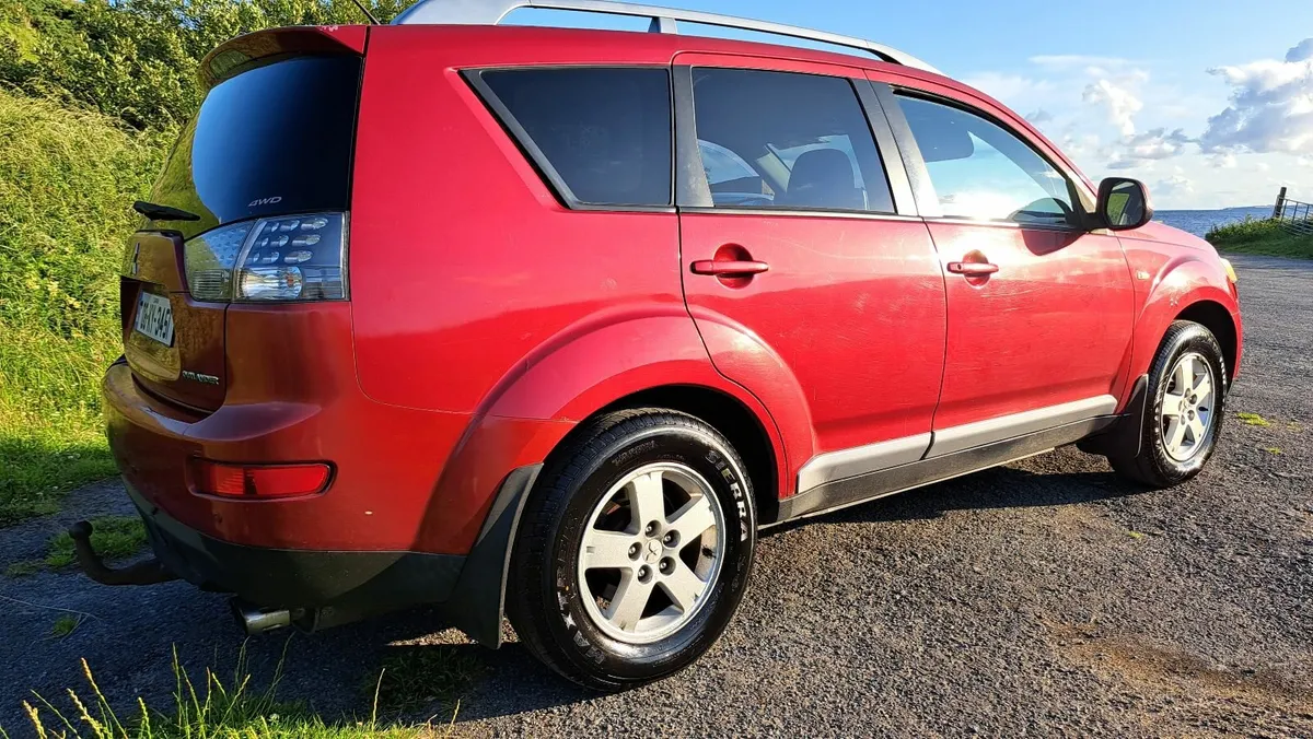 2008 Mitsubishi Outlander - Image 2