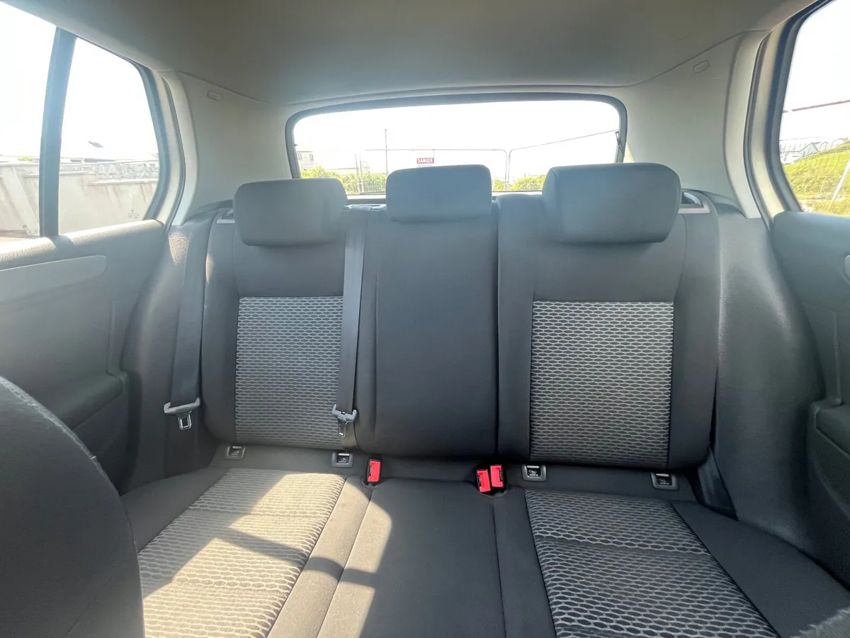 Volkswagen Golf 2010 - Image 3