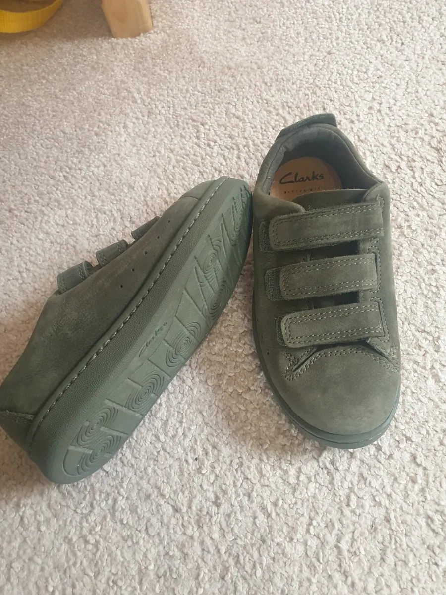 BRAND NEW Clarks shoes boys size uk10G - Image 2