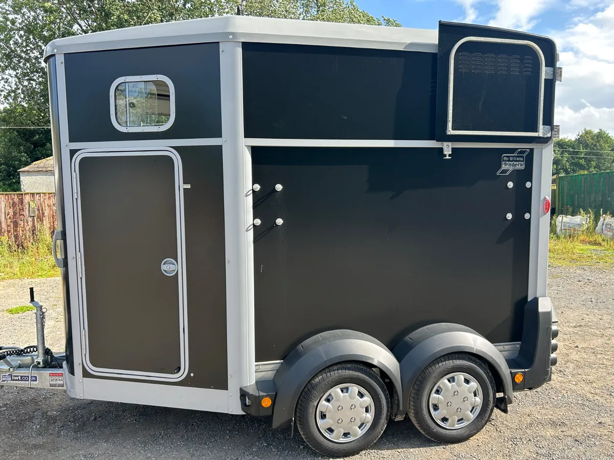 New Ifor Williams HB506 Deluxe Horsebox - Image 3