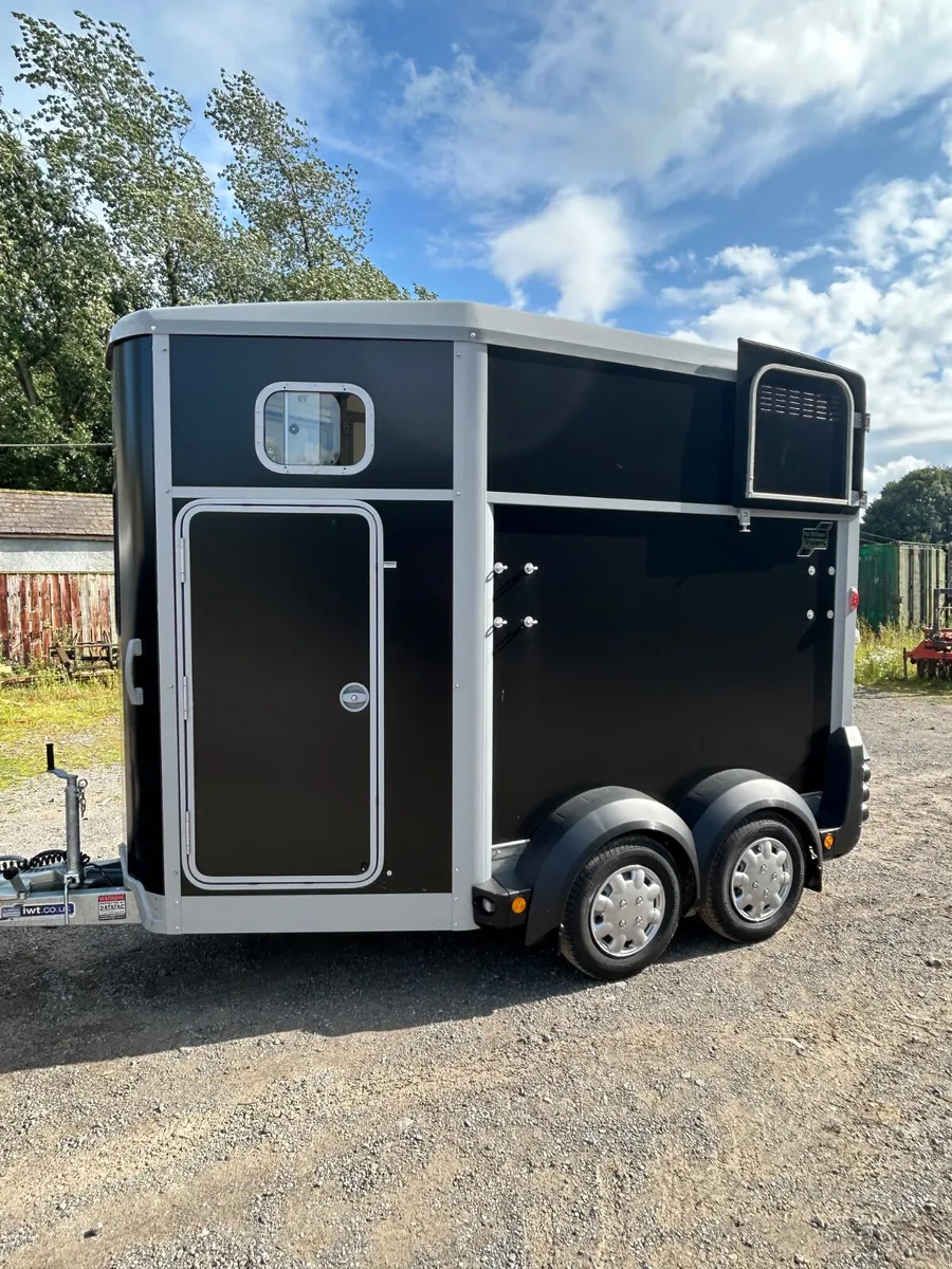 New Ifor Williams HB506 Deluxe Horsebox - Image 2