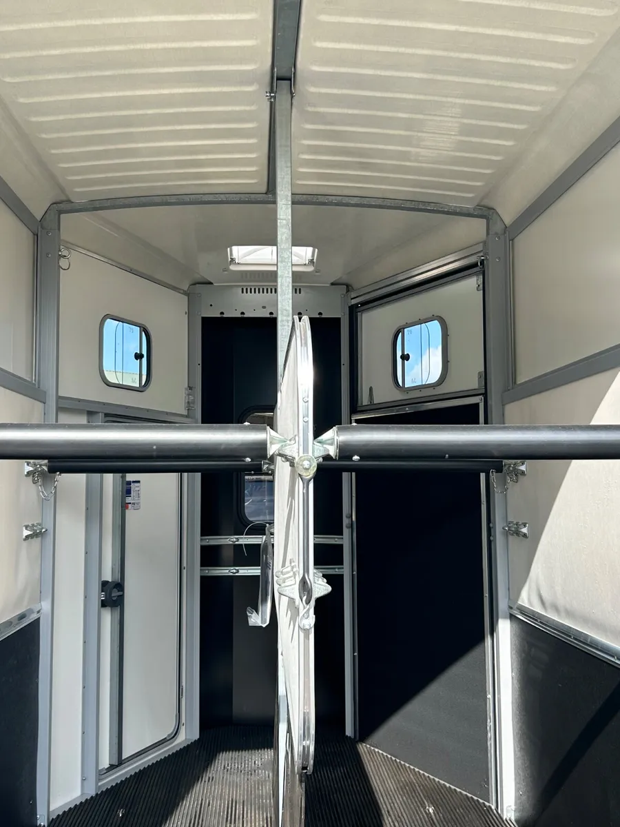 New Ifor Williams HB506 Deluxe Horsebox - Image 4