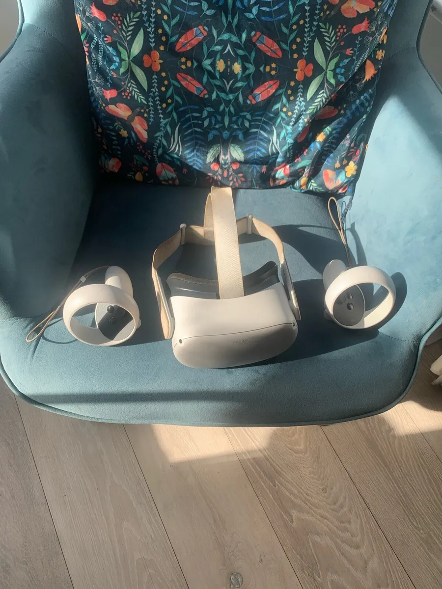 Oculus Quest 2 - Image 2