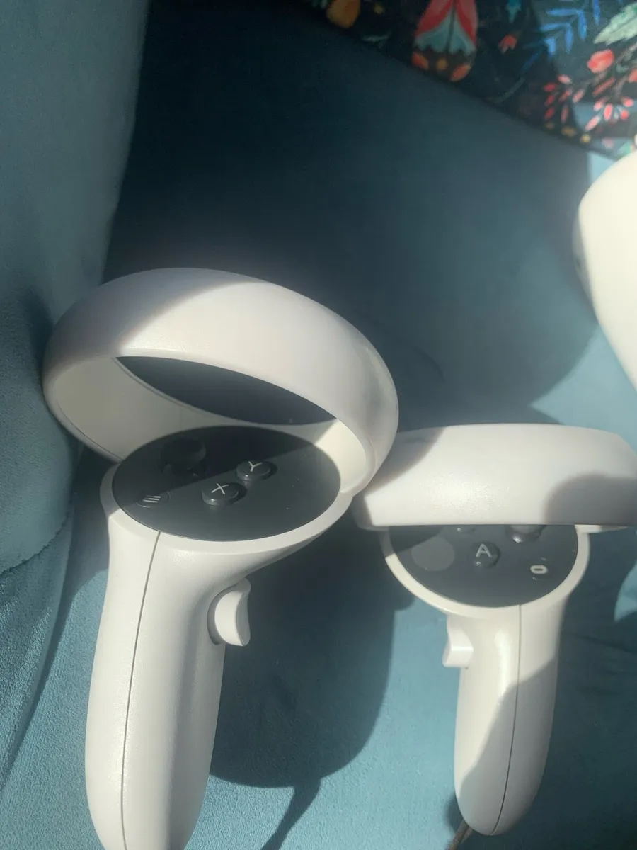 Oculus Quest 2 - Image 3