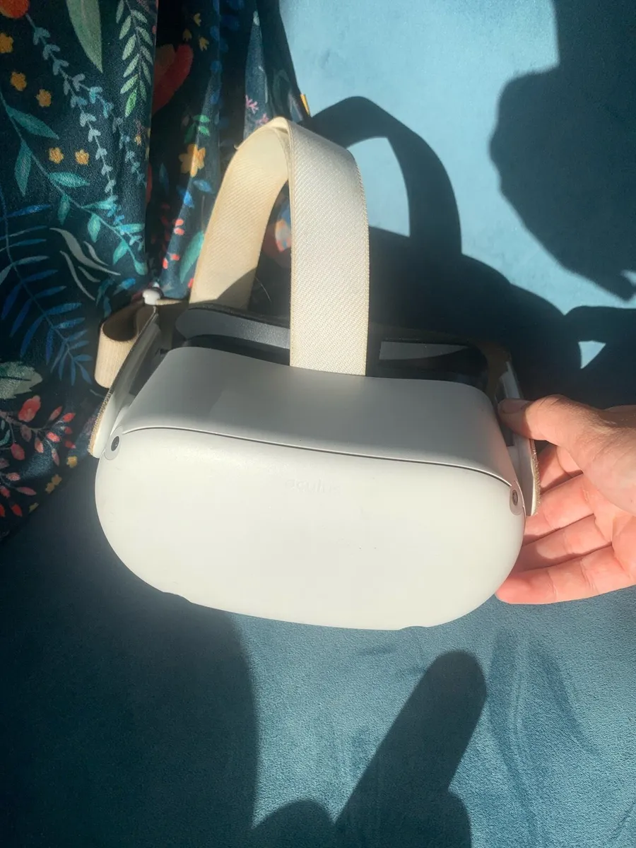 Oculus Quest 2 - Image 4