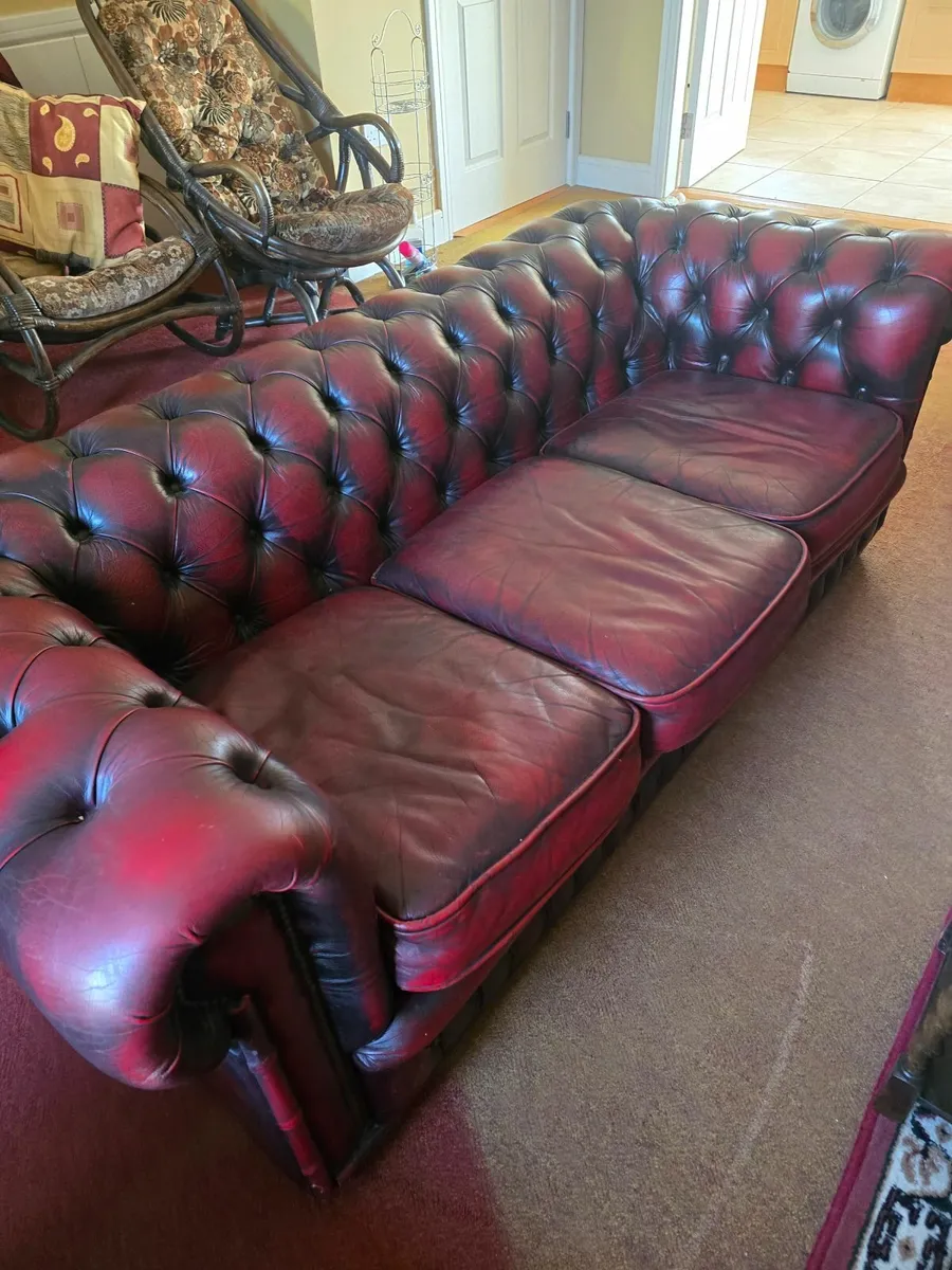 4 piece Chesterfield set - Image 3