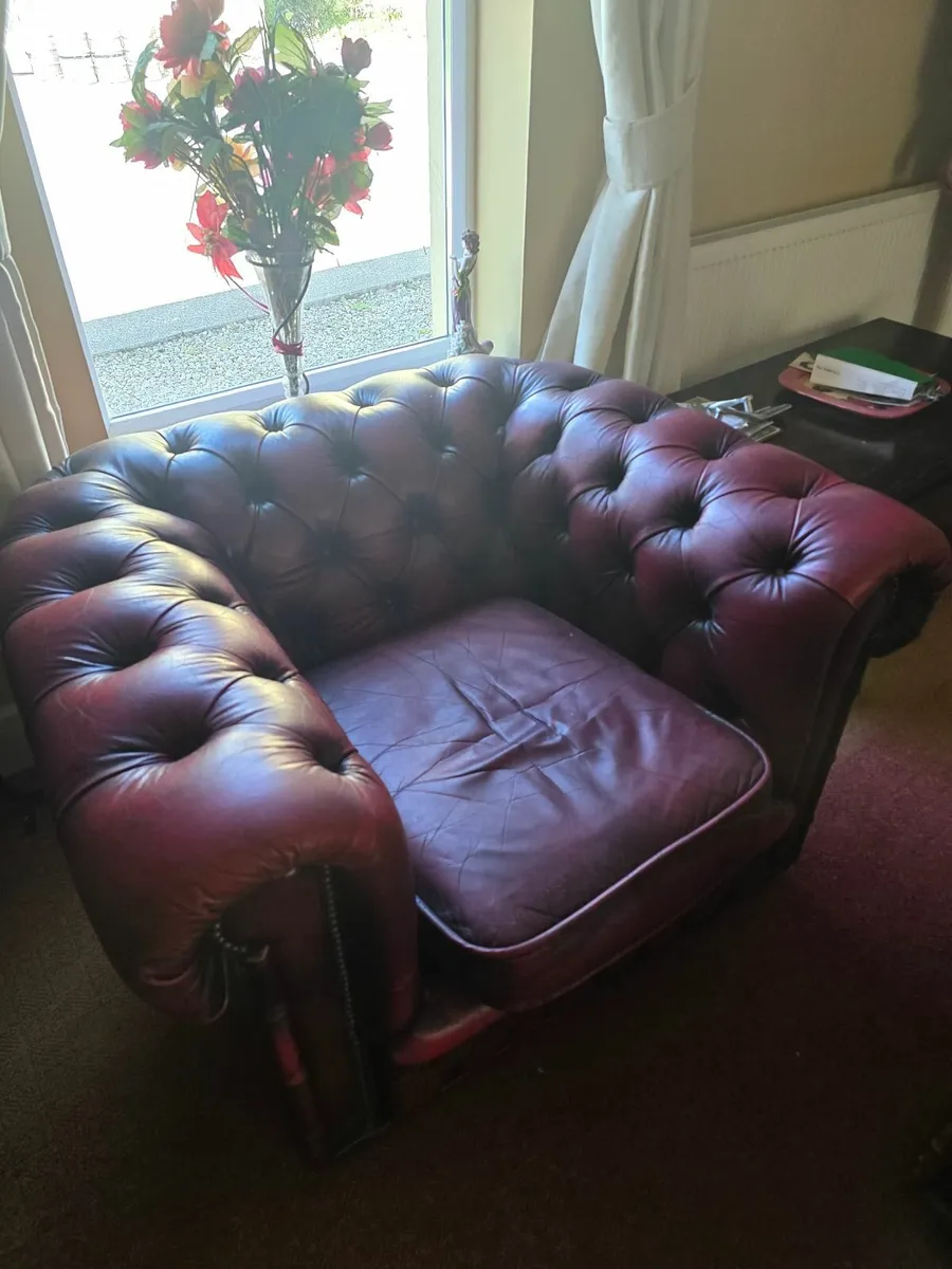 4 piece Chesterfield set - Image 4