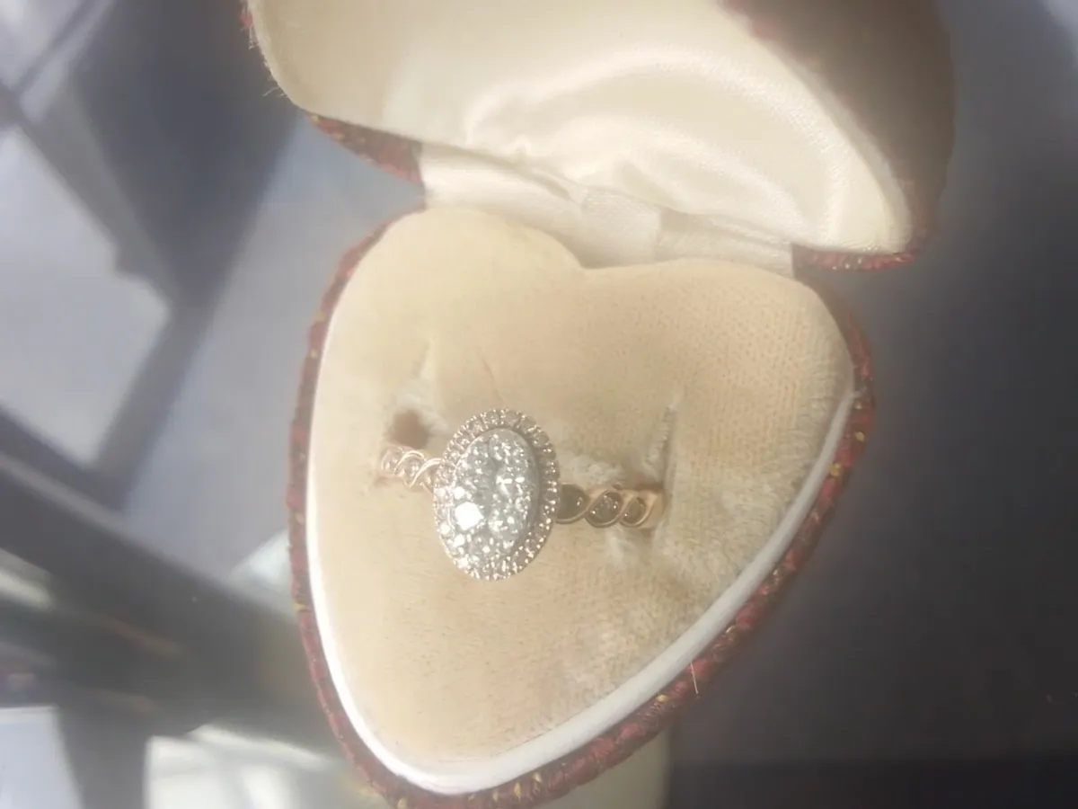 9ct GOLD DIAMOND  0.65ct OVAL HALO CLUSTER RING O - Image 1