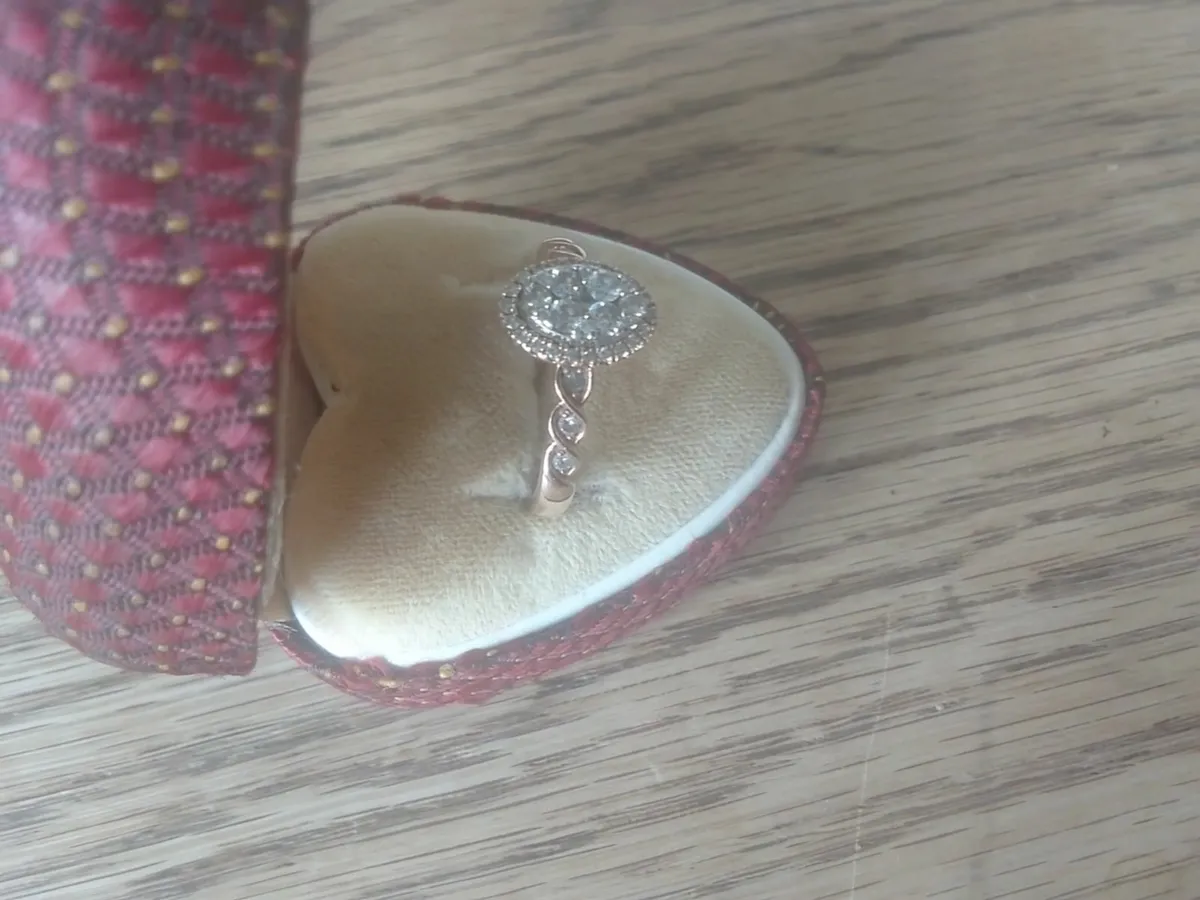 9ct GOLD DIAMOND  0.65ct OVAL HALO CLUSTER RING O - Image 4