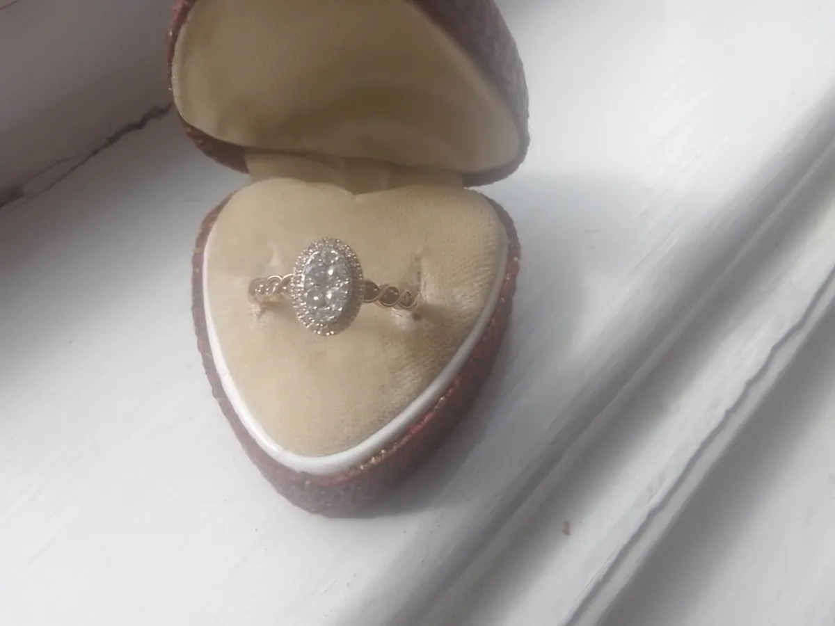 9ct GOLD DIAMOND  0.65ct OVAL HALO CLUSTER RING O - Image 2