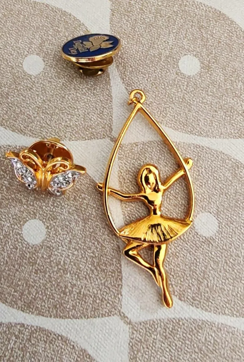 Goldtone frog charm, ballerina pendant etc - Image 4