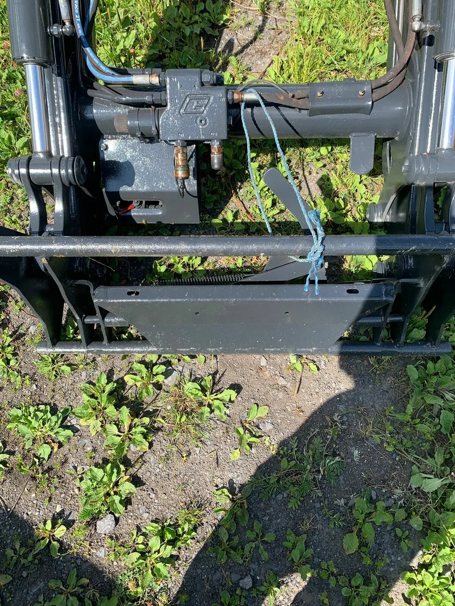 Quicke  Q760 loader - Image 3