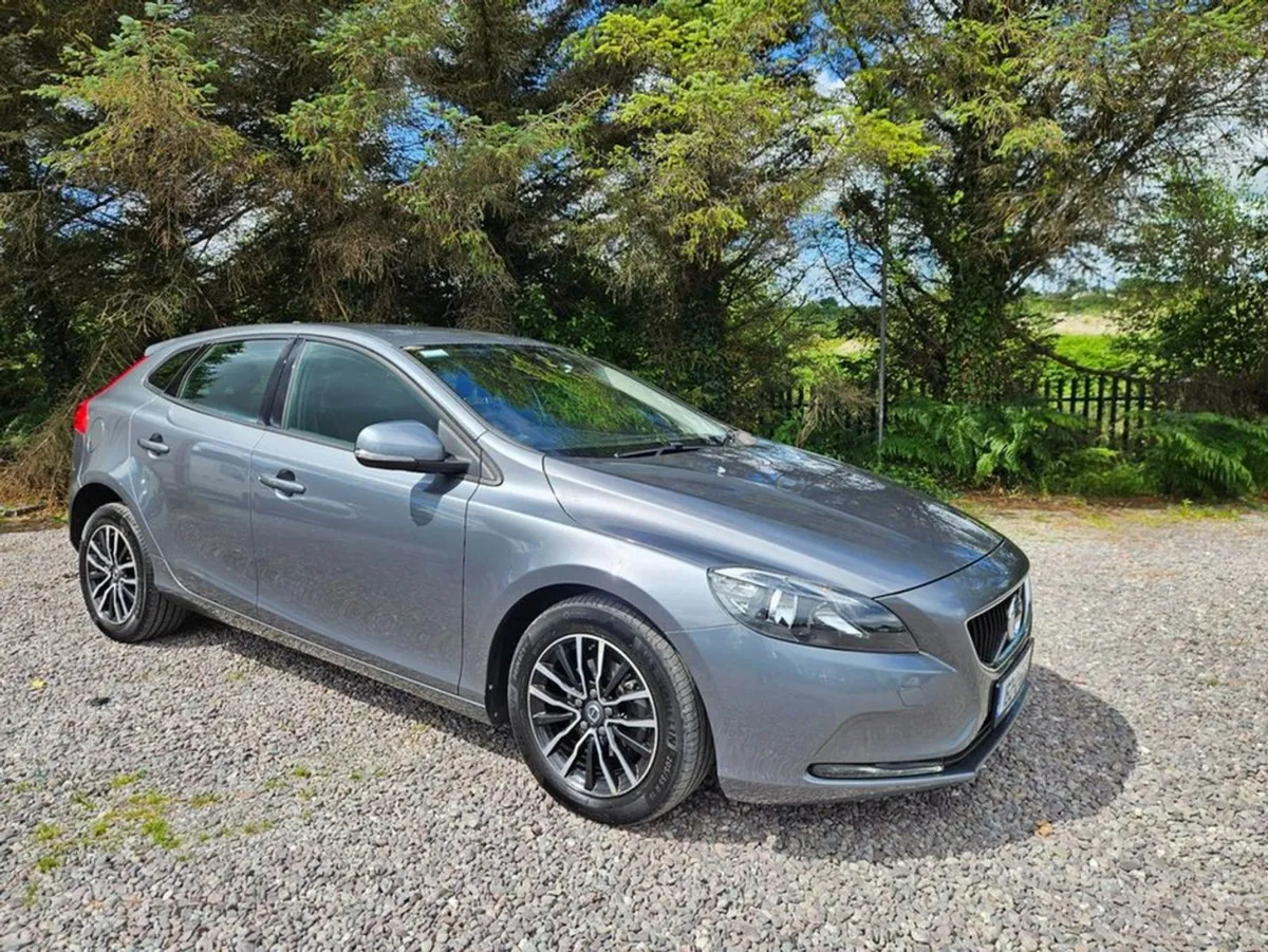 Volvo V40 D2 MOM ED 5DR - Image 1