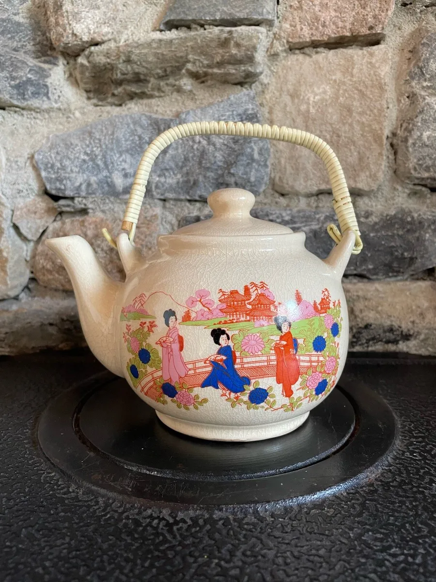 Vintage Oriental Teapot - Image 1