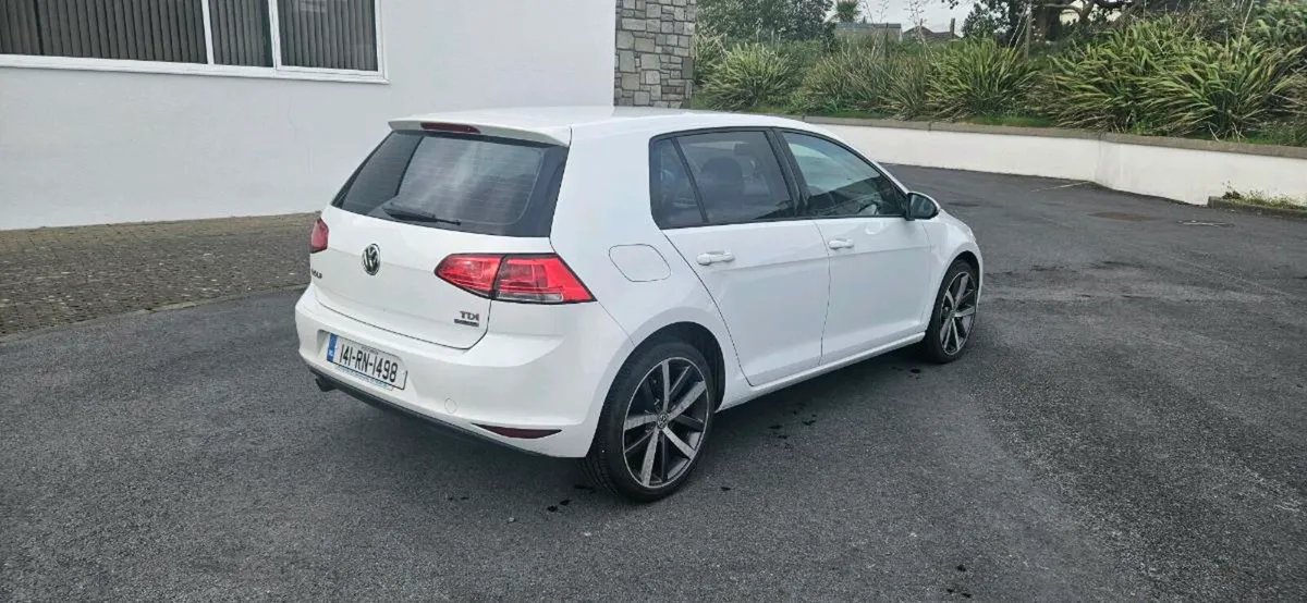 2014 Volkswagen Golf - Image 2
