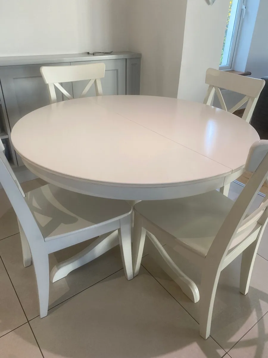 Table and chairs - Image 1