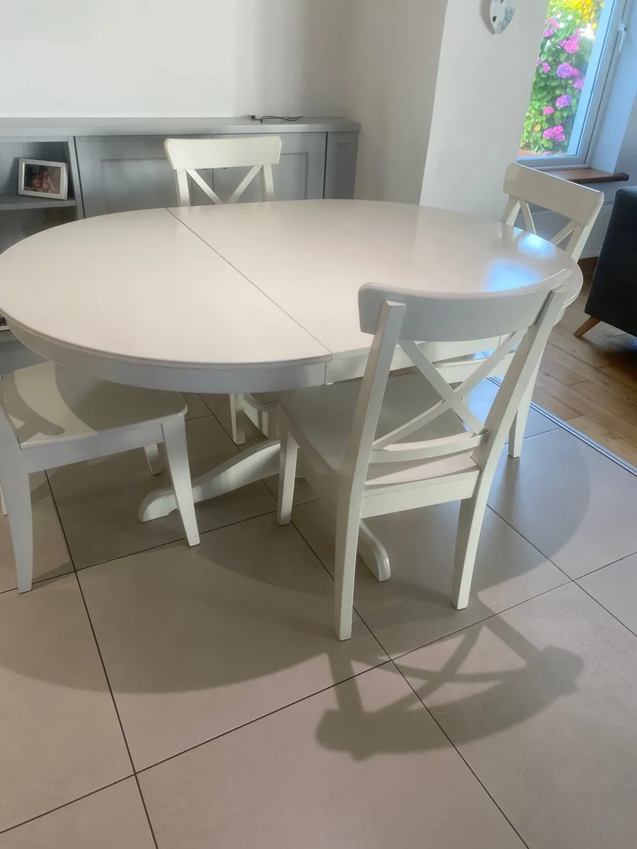 Table and chairs - Image 2