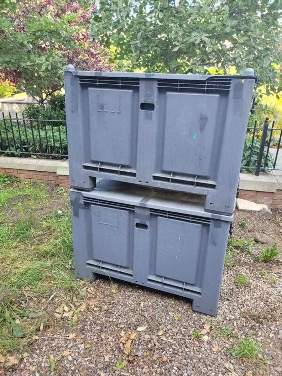 Solid HDPE pallet boxes with lids - Image 1