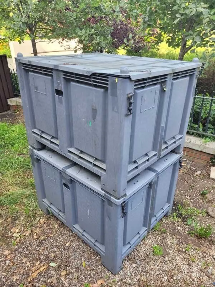 Solid HDPE pallet boxes with lids - Image 2