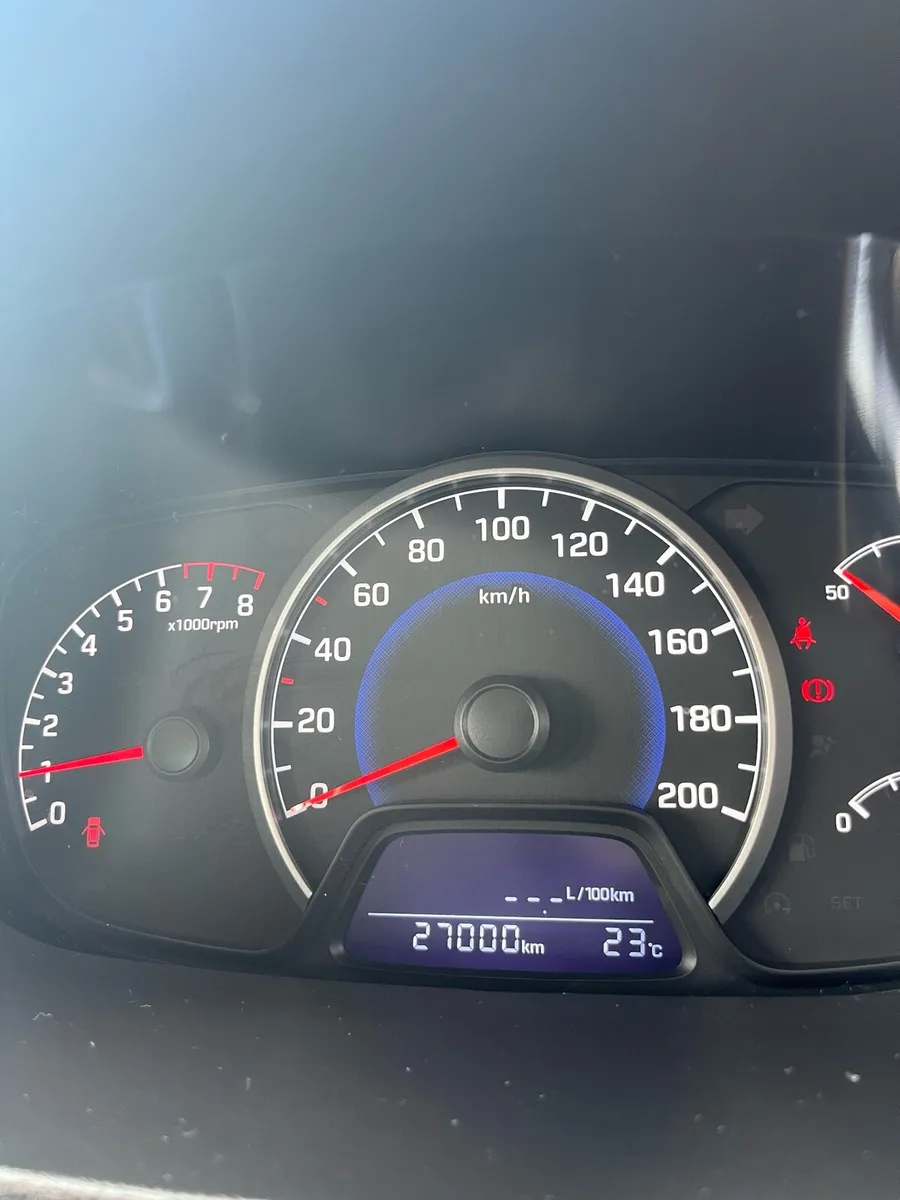 Hyundai i10 1.0L Petrol Deluxe *27000 KM* - Image 3