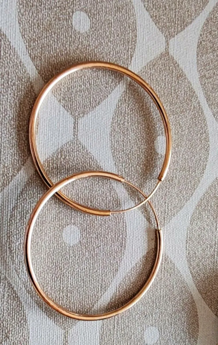 Goldtone hoop earrings - Image 3