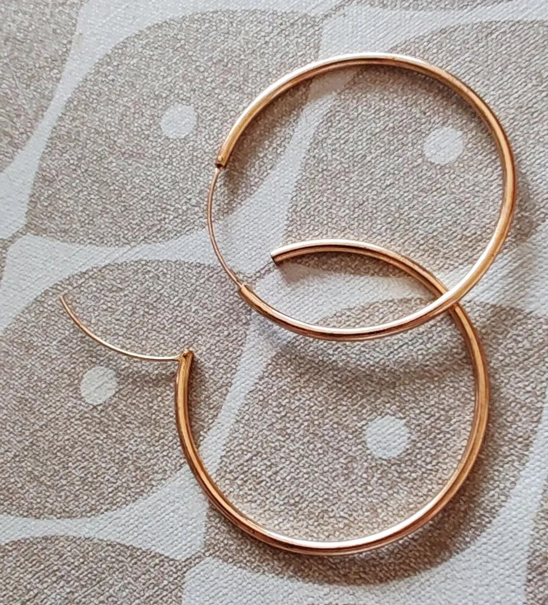 Goldtone hoop earrings - Image 4