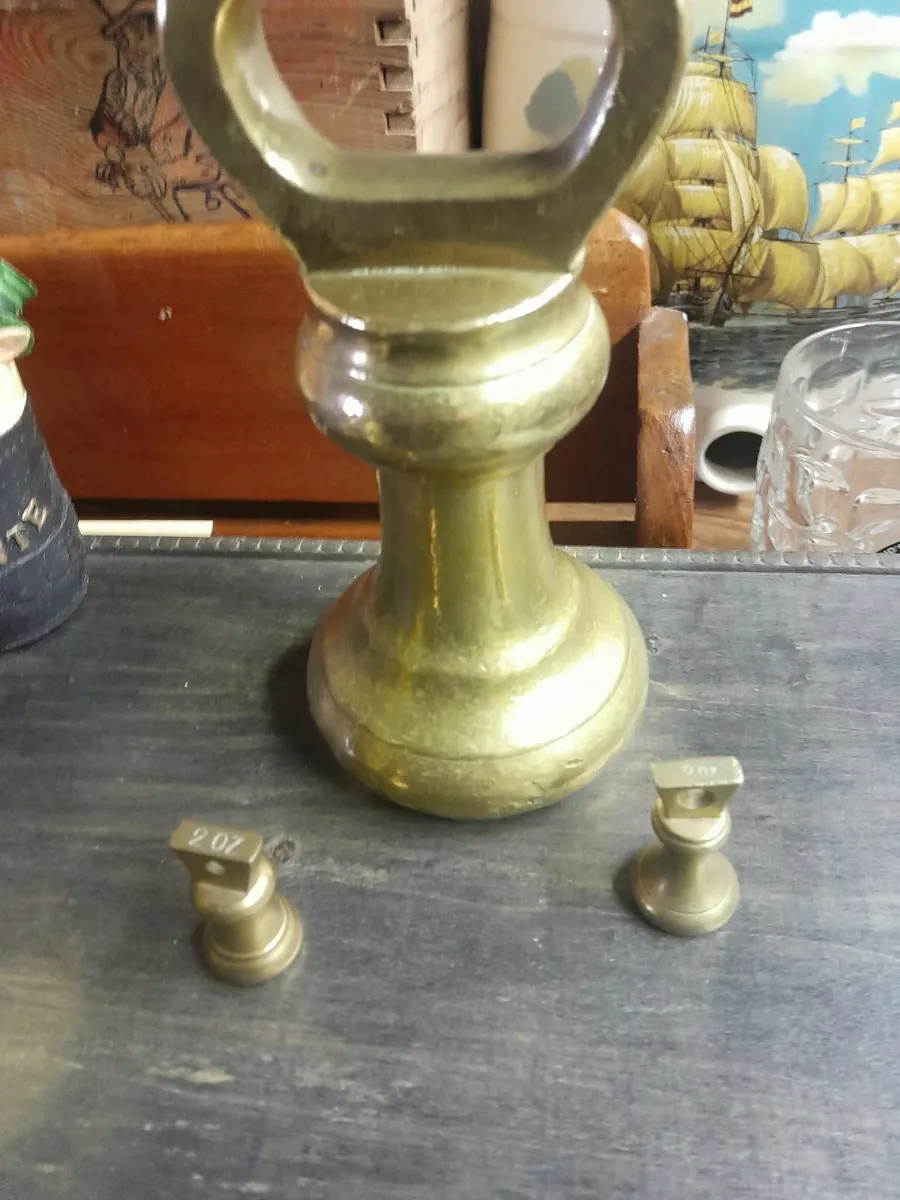 Three solid brass weights - Image 1