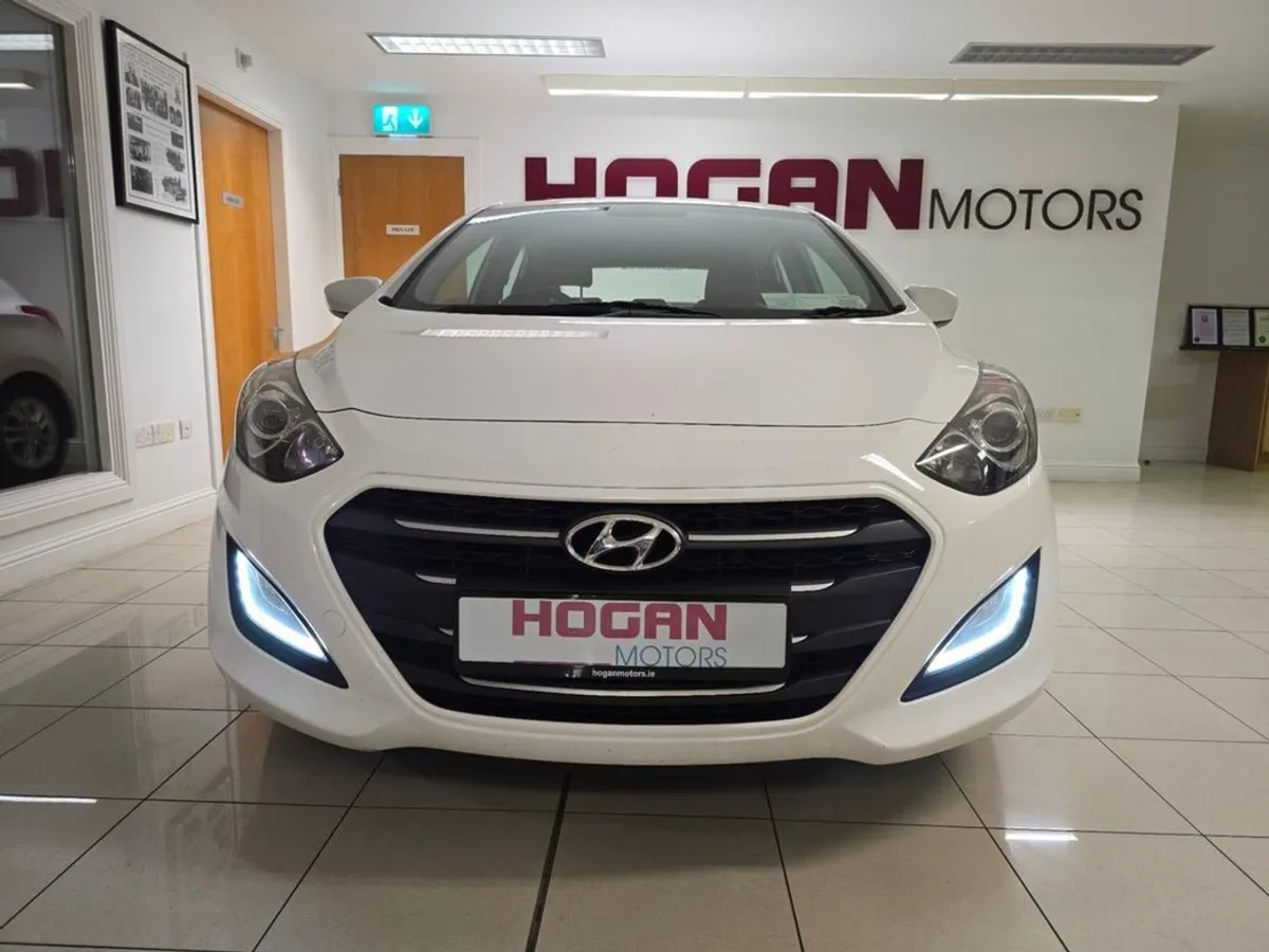 Hyundai i30 Diesel SE 5DR H/B - Image 2