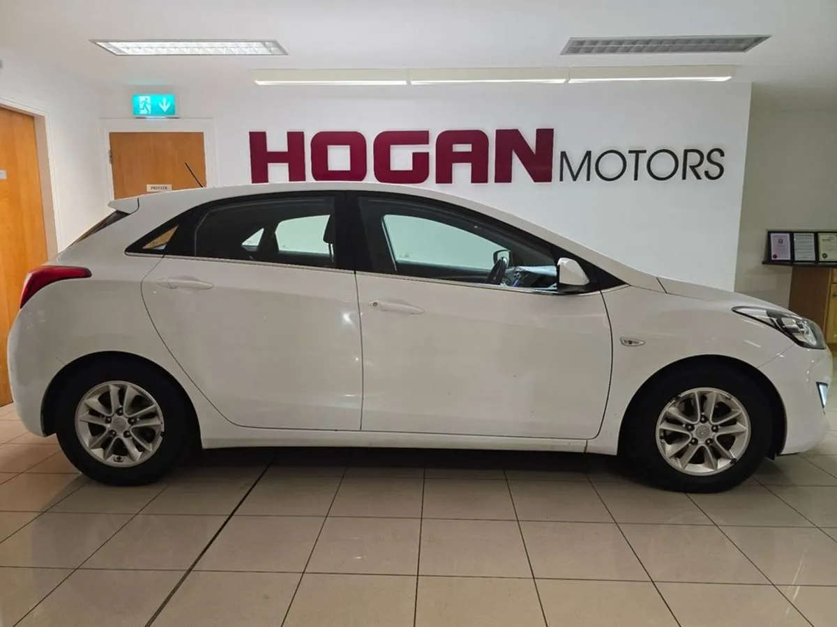 Hyundai i30 Diesel SE 5DR H/B - Image 3