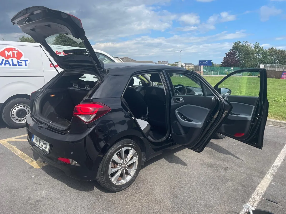 Hyundai i20 Deluxe - Image 4