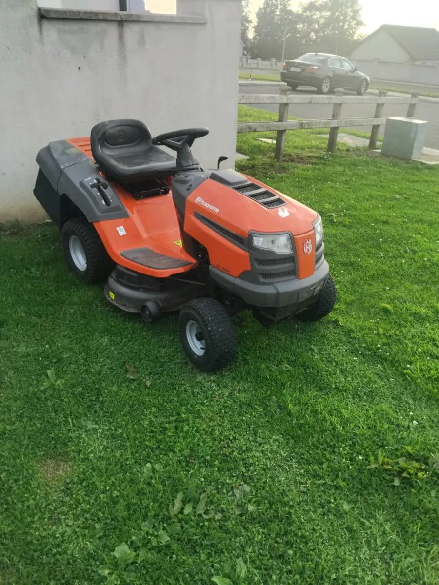Ride on lawnmower - Image 1