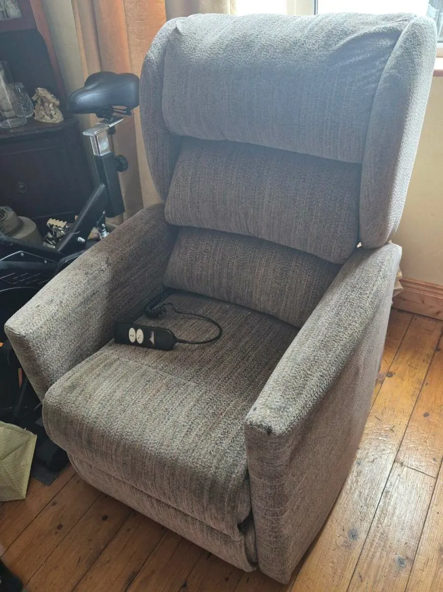 Electric Riser Reclining Armchair - Image 2