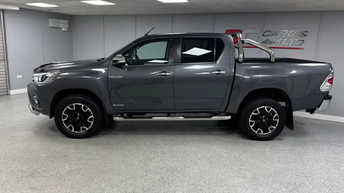2017 Toyota Hilux 2.4 D4D Invincible X Auto NO VAT - Image 4