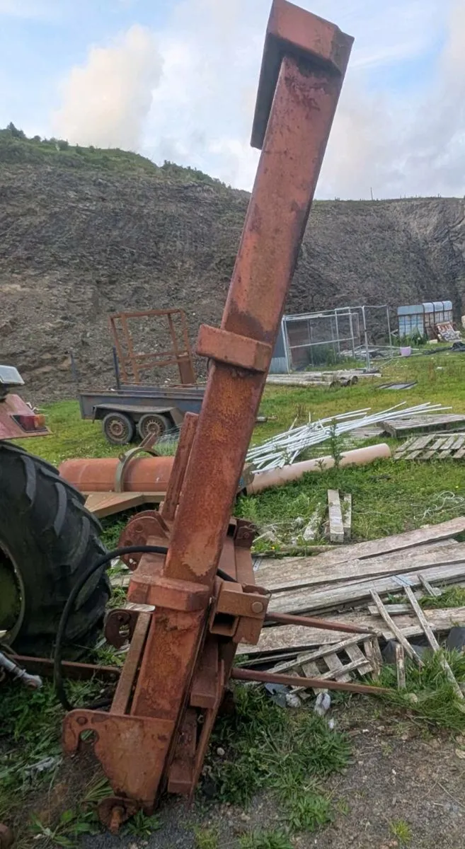 Tractor forklift mast with balespike