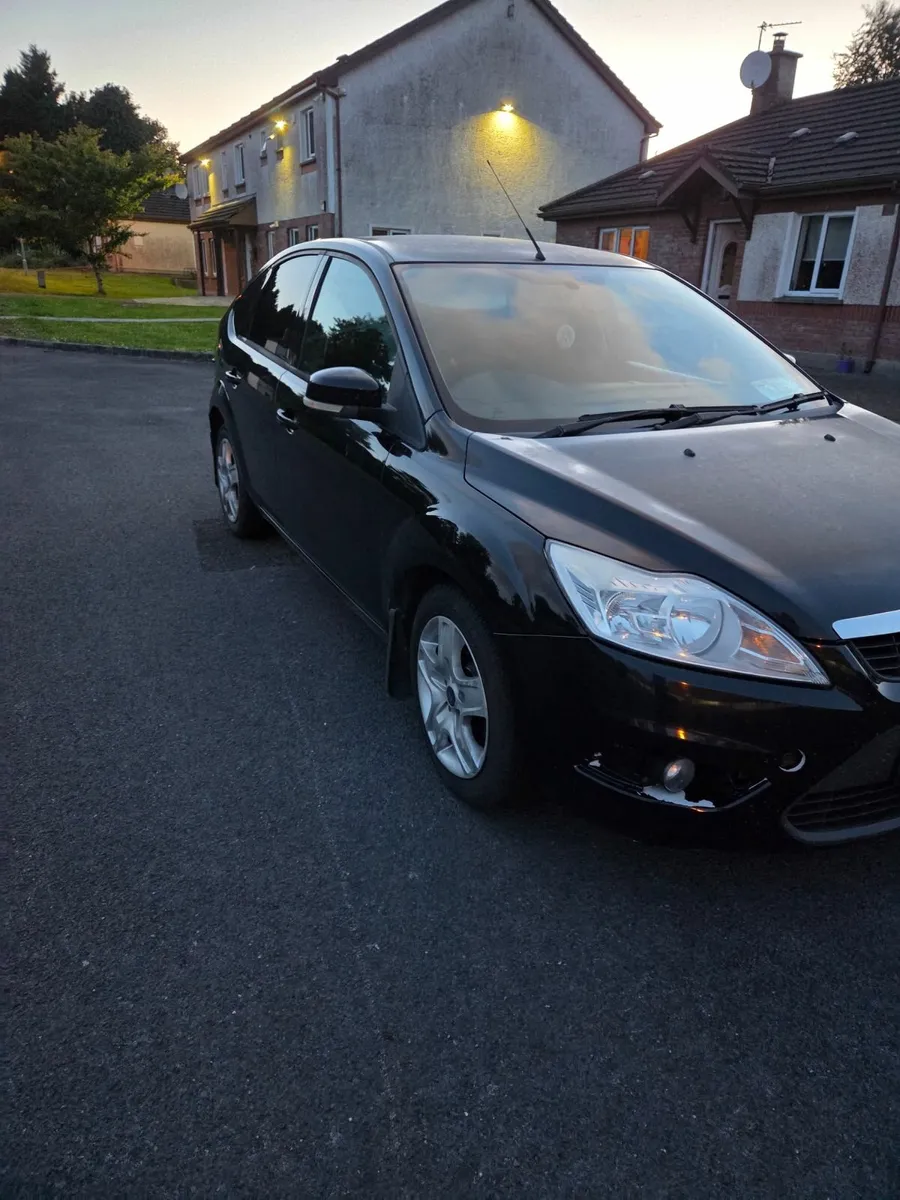 Ford Focus 2010 - Image 2