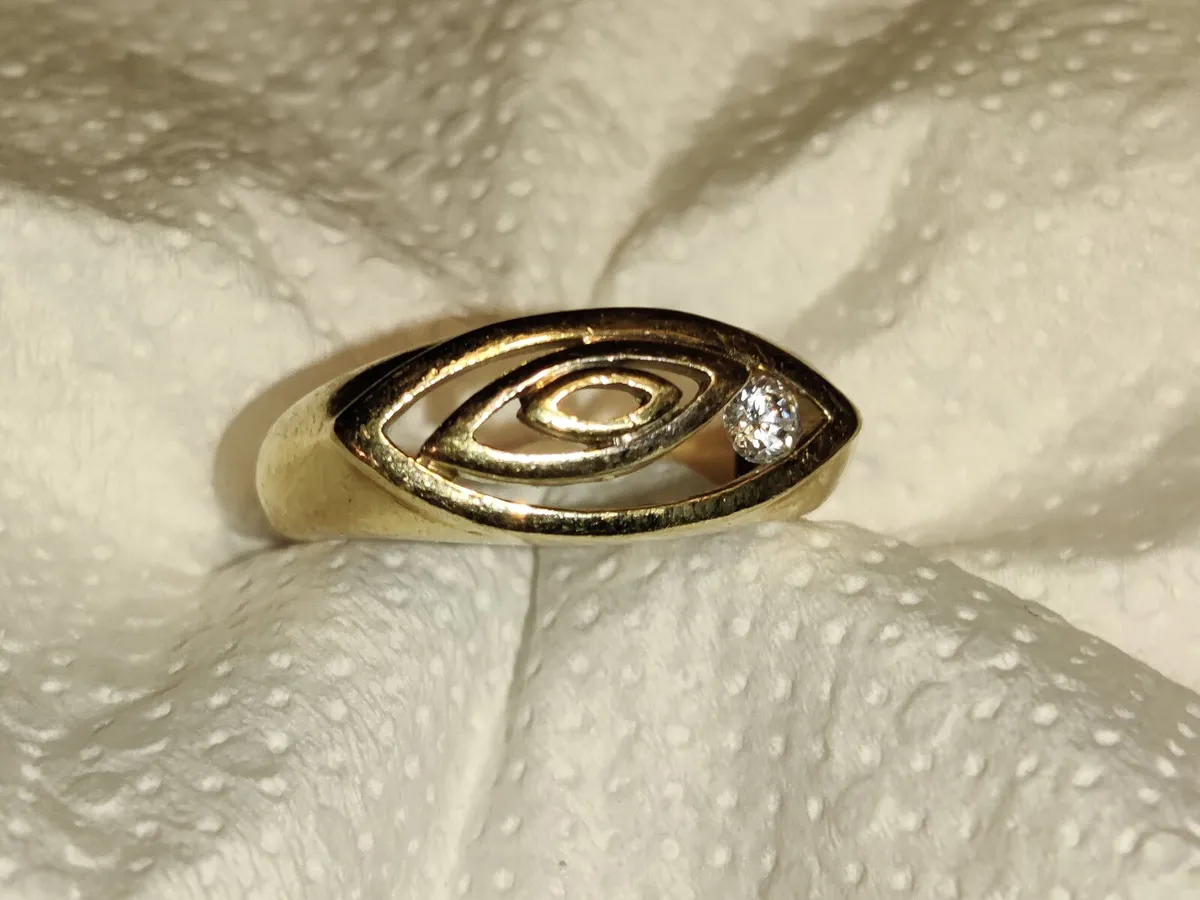 STAR TREK EYE, 9CT Thick Gold 5.15 Gram New Ring ! - Image 1