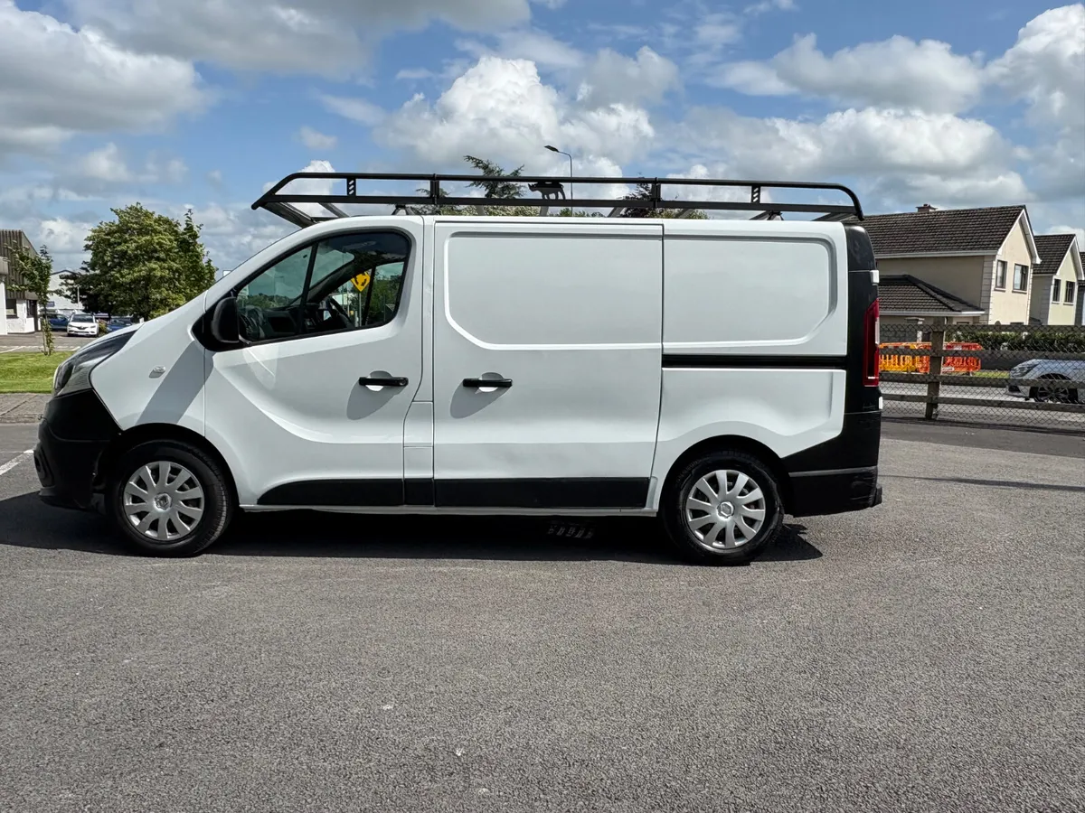 ABSOLUTELY IMMACULATE 2017 (171) NISSAN - Image 4