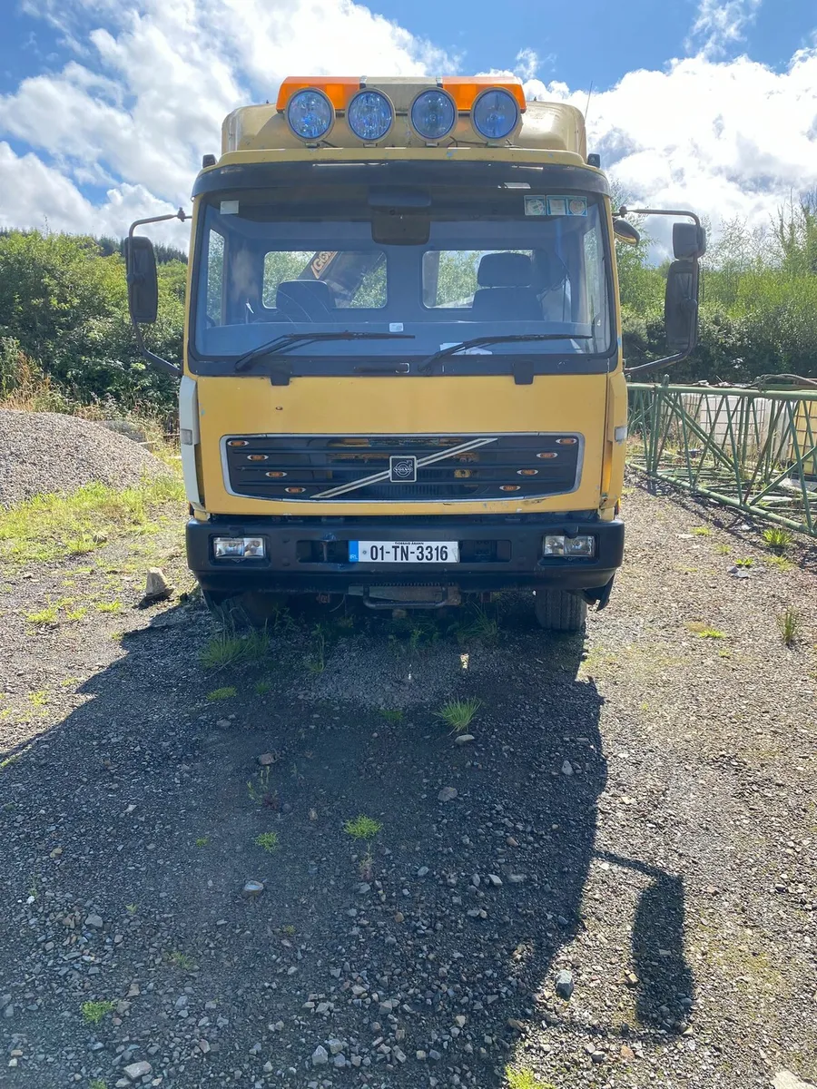 VOLVO FL6 BEAVERTAIL TRUCK WITH RAMPS AND CRANE - Image 4