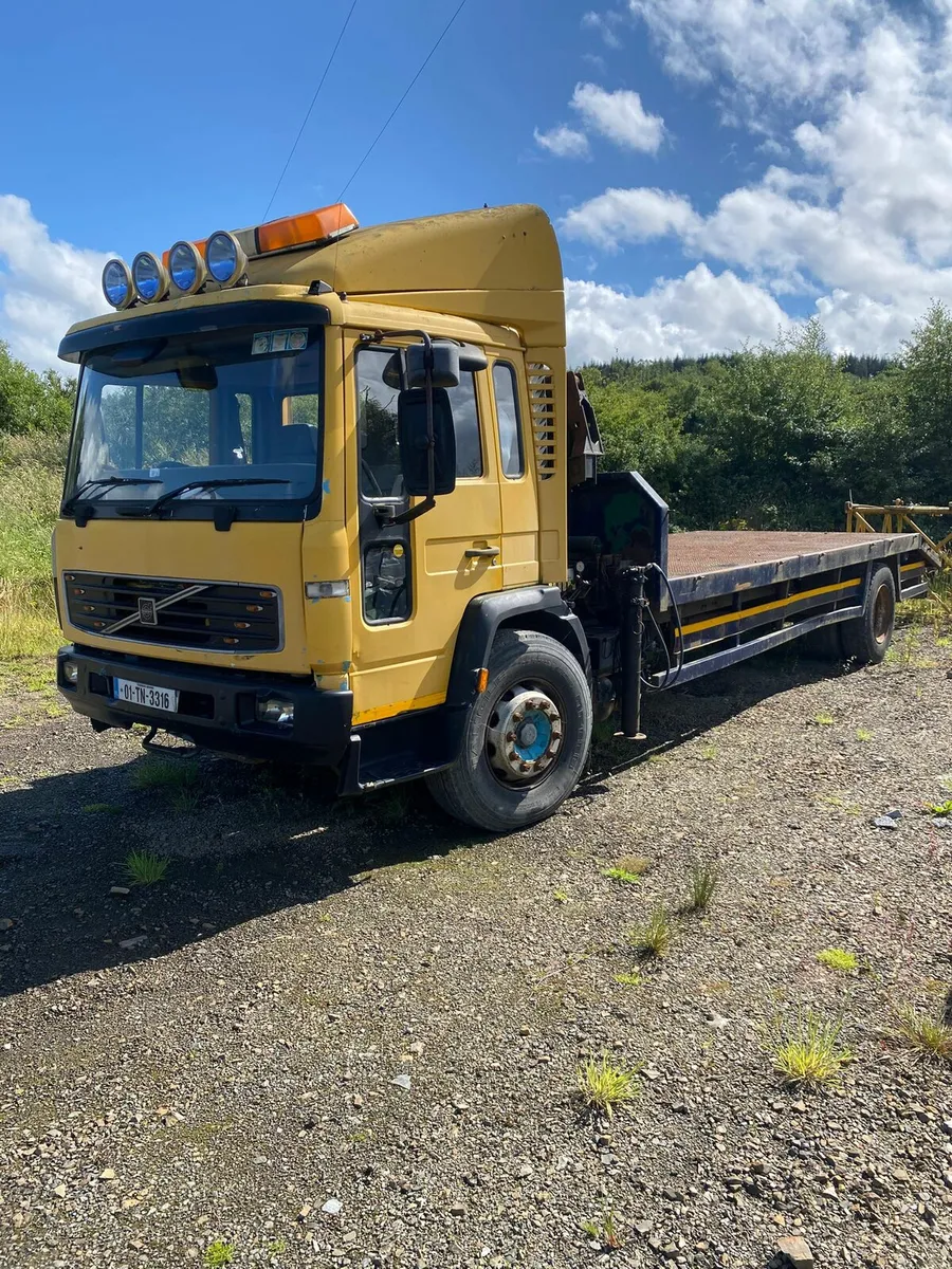 VOLVO FL6 BEAVERTAIL TRUCK WITH RAMPS AND CRANE - Image 1